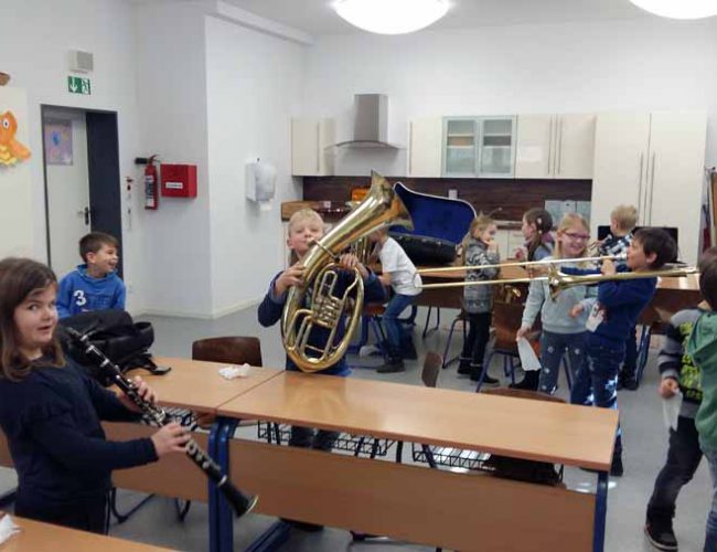 Wir probieren Instrumente aus (1. Klasse), Februar 2018