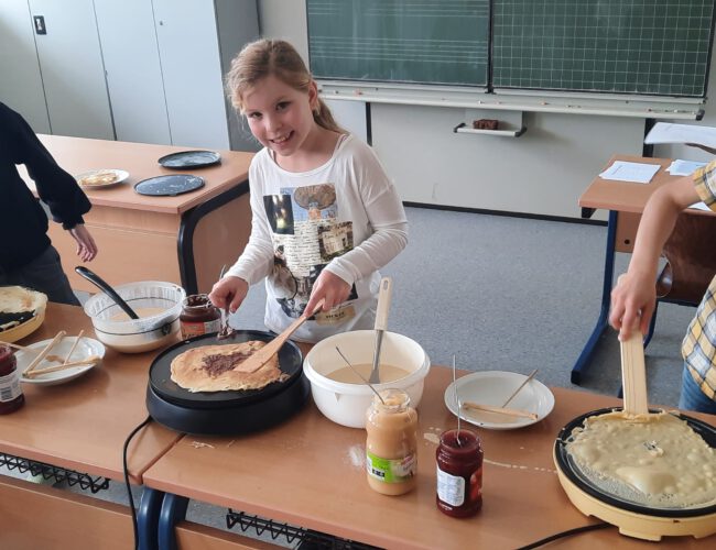 Crêpes backen (3. + 4. Klasse); Mai 2024