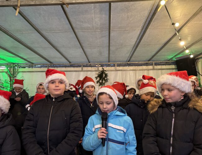 Auftritt beim Weihnachtsmarkt (Klassen 2-4); Dezember 2024