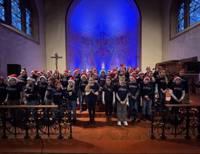 Aufführung beim Weihnachtsmarkt (Klassen 2 – 4); Dezember 2025