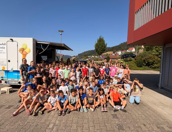 Eiswagen zum Schuljahresabschluss: DANKE an Familie Ullmann!!!